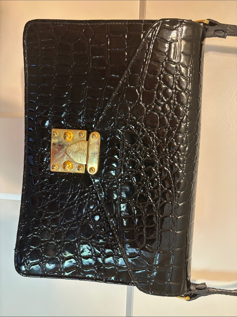 Vintage Black Croc-Embossed Crossbody Bag with Gold Hardware